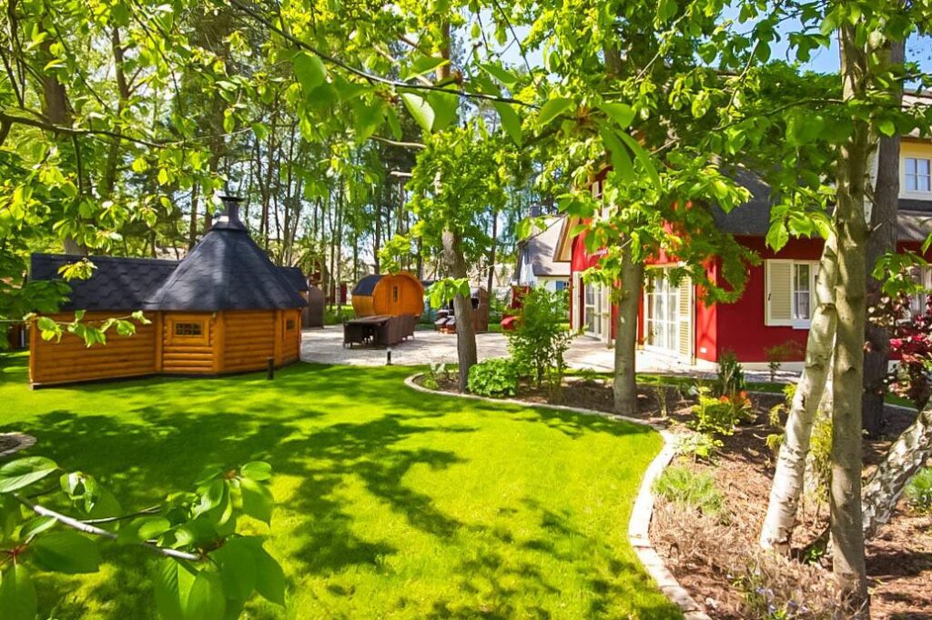 Großer Garten mit privatem Wellnessbereich, alten Bäumen, Sauna, Hot Tub, Grillkota und vielem mehr - das bietet das Ferienhaus 4 Jahreszeiten in Glowe