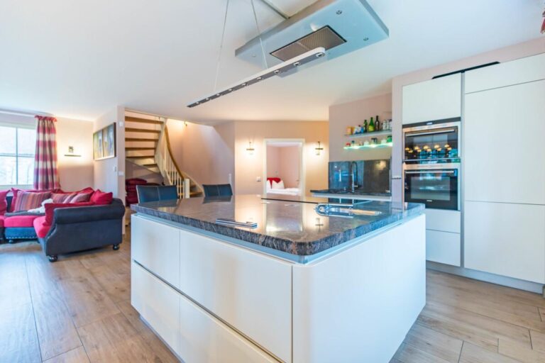 Moderne Küche mit Kochinsel, komplett ausgestattet, Backofen, Induktionskochfeld und Spülmaschine - Ferienhaus 4 Jahreszeiten auf der Insel Rügen