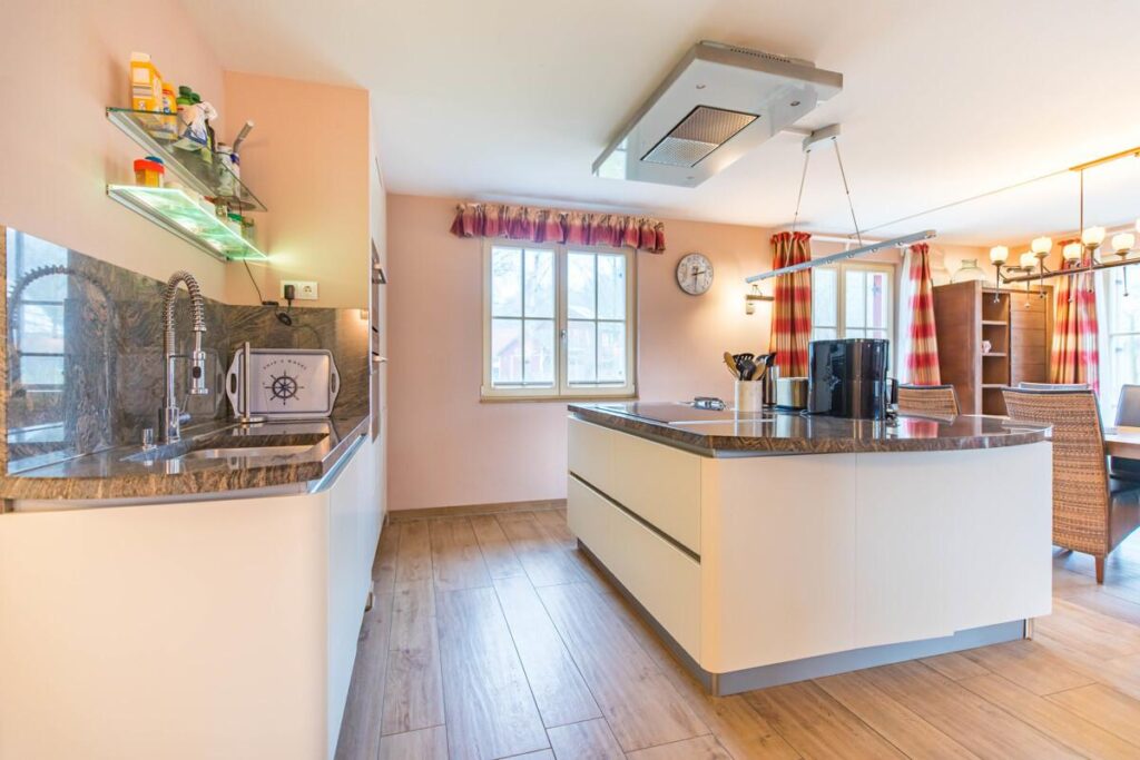 Moderne Küche mit Kochinsel, komplett ausgestattet, Backofen, Induktionskochfeld und Spülmaschine - Ferienhaus 4 Jahreszeiten auf Rügen