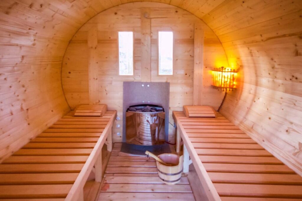 In unserem großen Garten finden Sie neben einem Hot Tub, einer outdoor Dusche auch eine Fasssauna - Ferienhaus Glowe