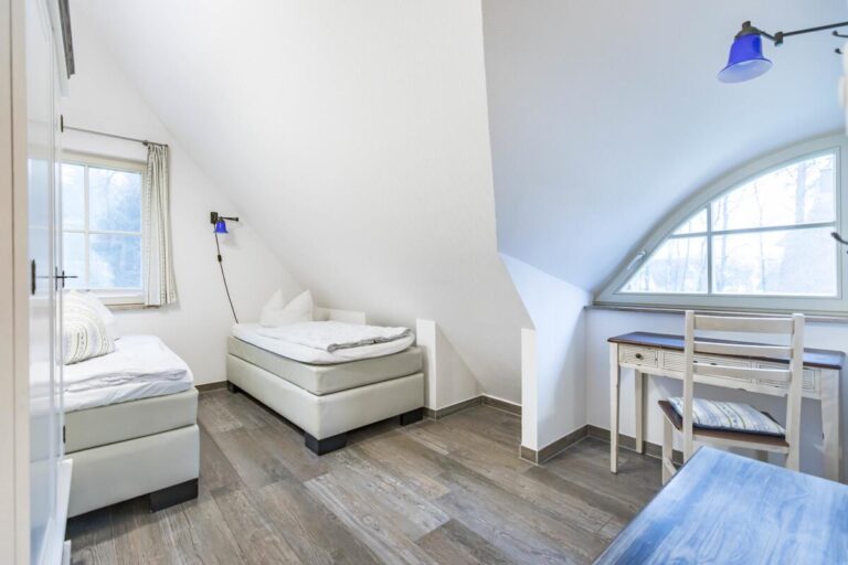 Eins von 5 Schlafzimmern mit Boxspringbetten und gemütlich eingerichtet. Viele Fenster - Ferienhaus 4 Jahreszeiten Glowe