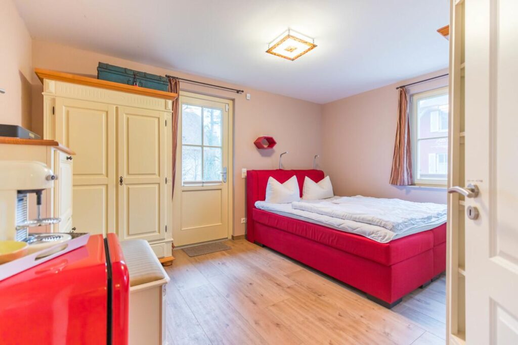 Separates Schlafzimmer mi Boxspringbett und separatem Badezimmer. Zusätzlich verfügt das Schlafzimmer über einen separaten Eingang und ist somit barrierefrei