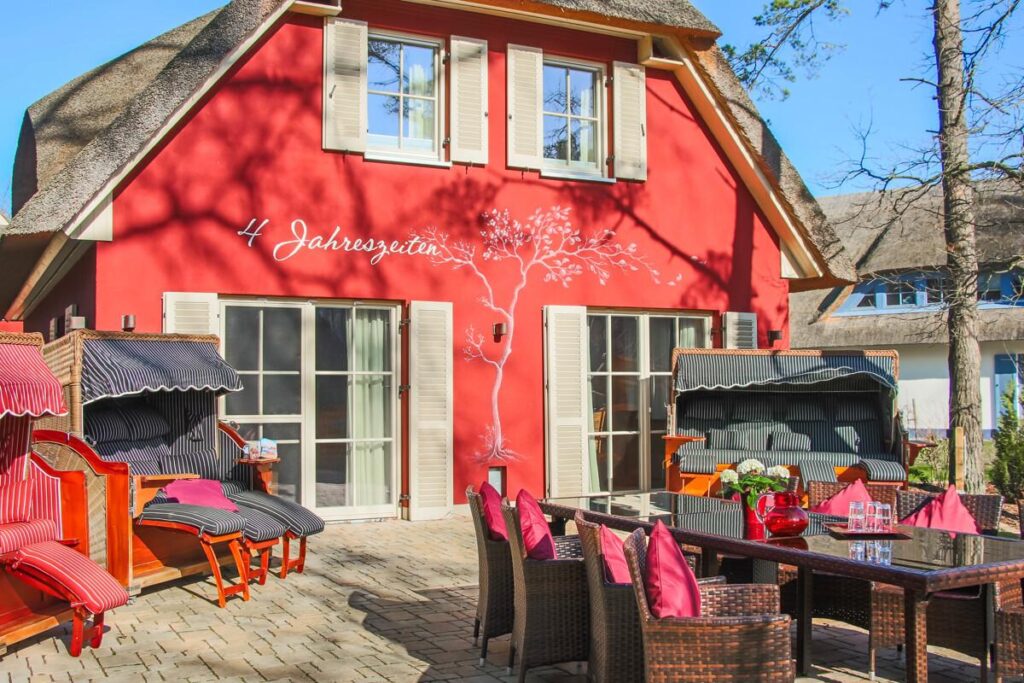 Auf der Terrasse ist Platz für bis zu 10 Personen - Ferienhaus 4 Jahreszeiten in Glowe